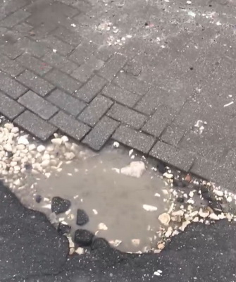 В Рязани выбоину на дороге заделали тротуарной плиткой